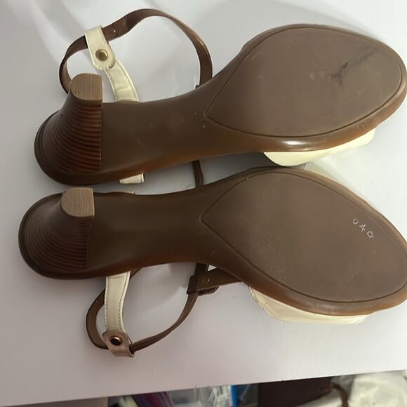 Tahari Betsy T- strap Patent Leather Sandal size 9.5 Cream and Tan GUC - Picture 4 of 9